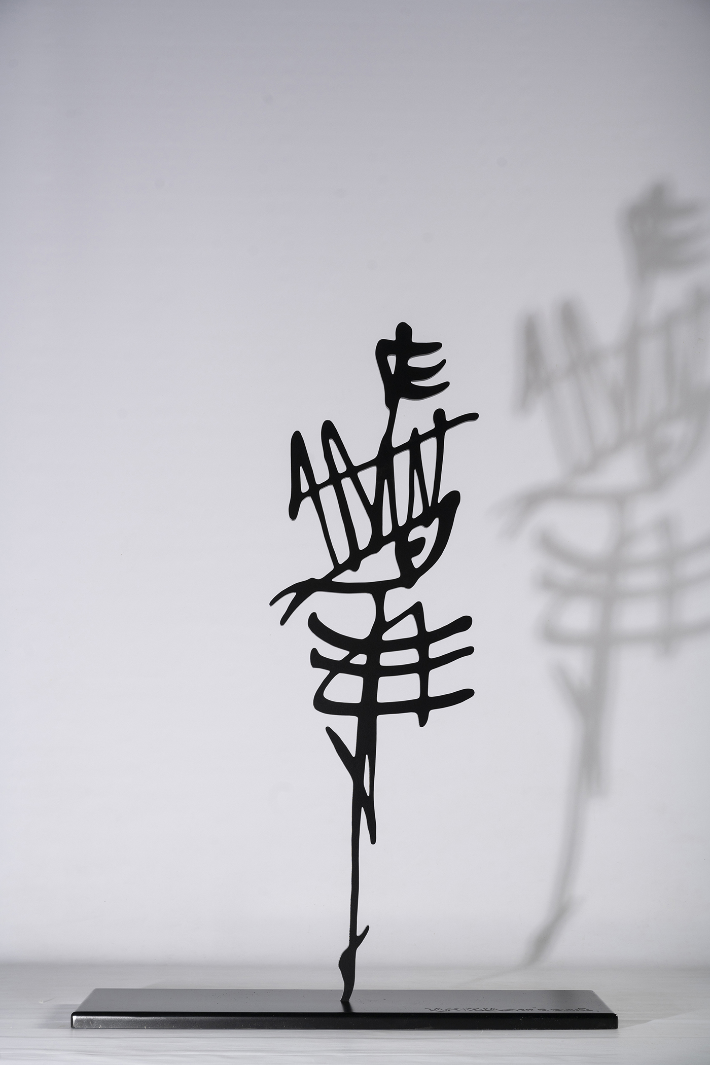 Rachid Koraïchi, Les Vigilants, la Nuit…3_2021, black painted corten steel, 66.93 x 51.18 x 18.11 in. Courtesy of Aicon Art. 21 Calligraphic Figures editions + 21 AP 170 cm Corten painted in black mat painting (car type of paint)